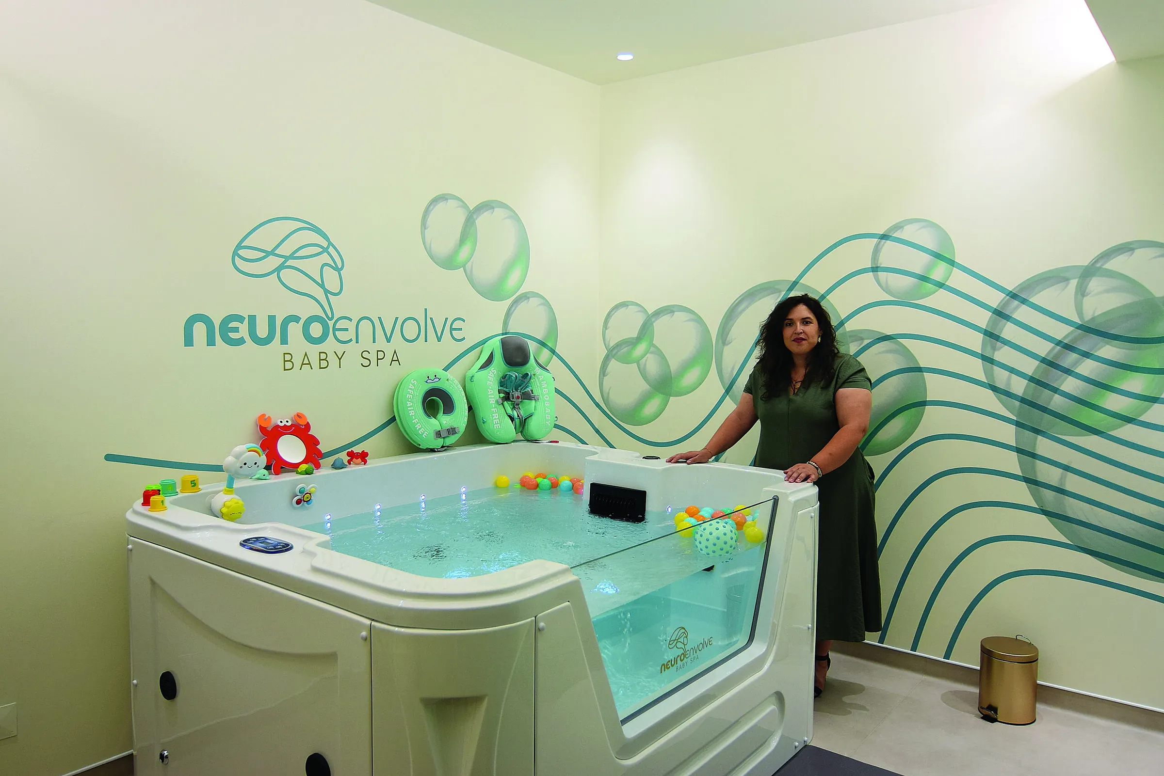 Marina Nascimento na sala do Baby SPA da Neuroenvolve, junto à banheira de hidroterapia